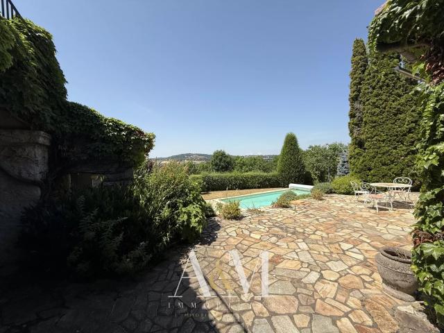 Villa T6 de 275 m² + sous sol 180 m²/ 2548m²