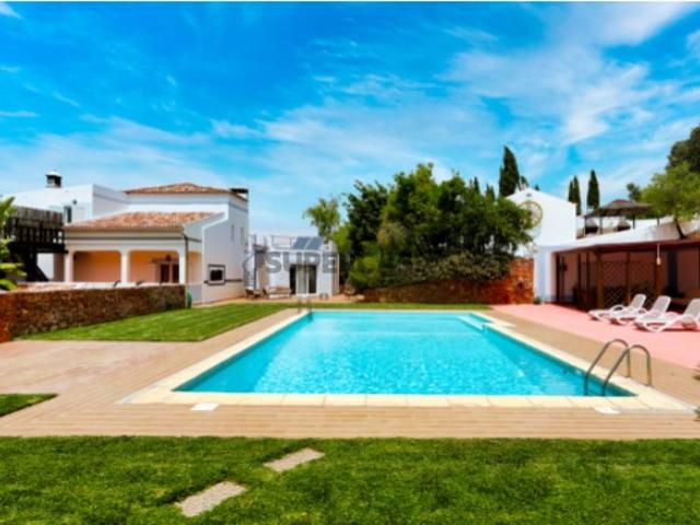 Villa T9 Exclusiva em Ferragudo com Alto Potencial de Rendimento