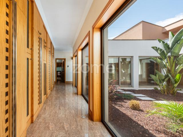 Villa térrea de 4 quartos com jardim interno, a 5 minutos da praia