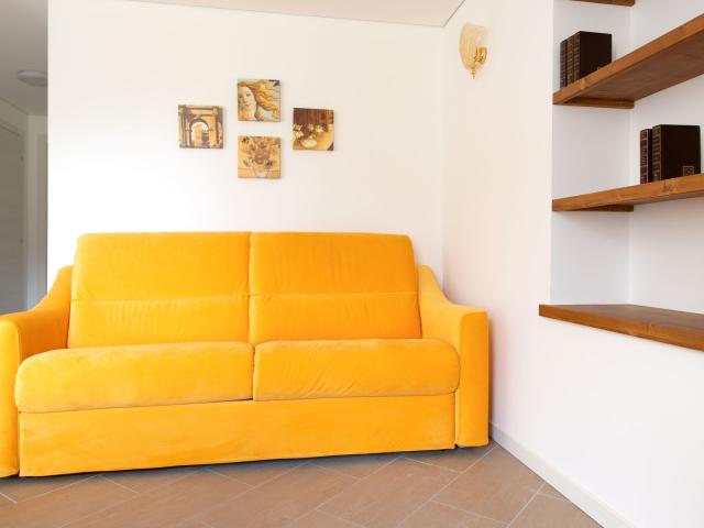 Villa Tola Giallo