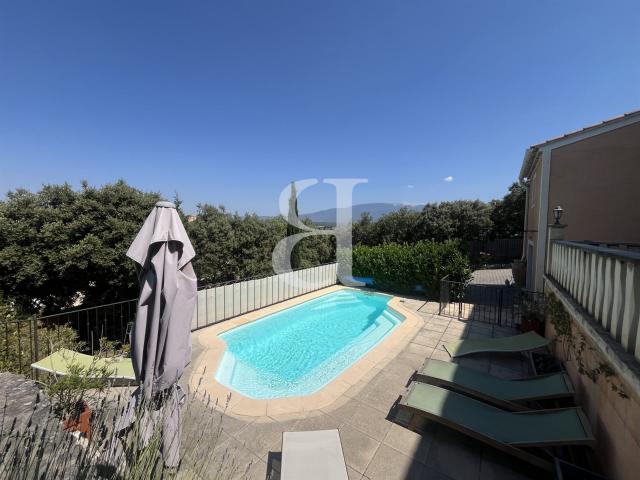 Villa traditionelle sur les hauteurs avec vue, piscine et st. 175m² Blauvac