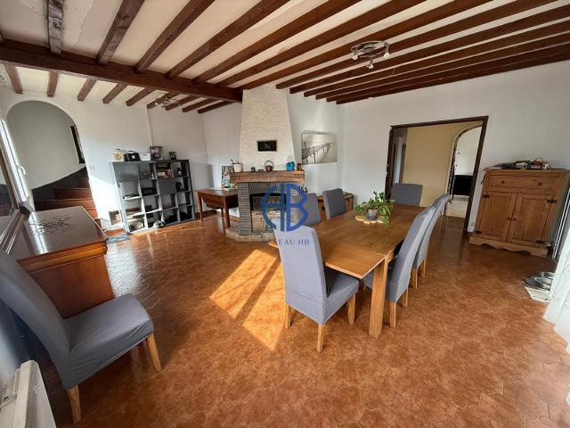 Villa Traditionnelle aux Volumes Généreux Au porte de St B. 205m² Pajay