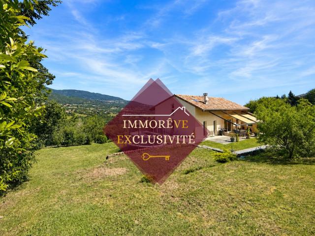 Villa traditionnelle de 2010 144 m2 habitables sur 1979 m2 de terrain avec sous sol, garages et piscine