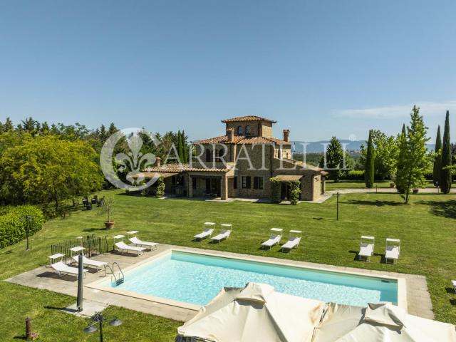 Villa tradizionale antica splendidamente rimodernata con vis. 500m² Castiglione del Lago