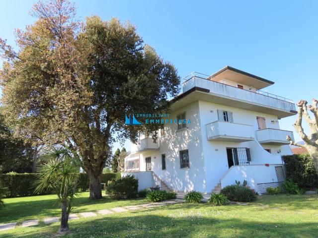 Villa Tri Quadrifamiliare in affitto a Massa, case in affitto Massa