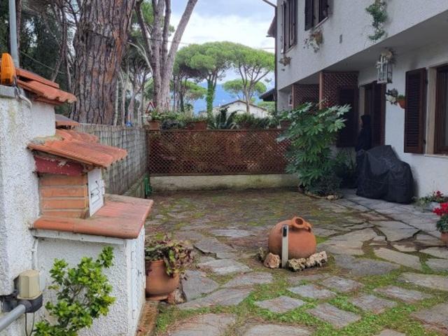 Villa Trifamiliare in affitto a Forte Dei Marmi Vittoria Apuana