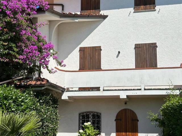 Villa trifamiliare in vendita a Montignoso