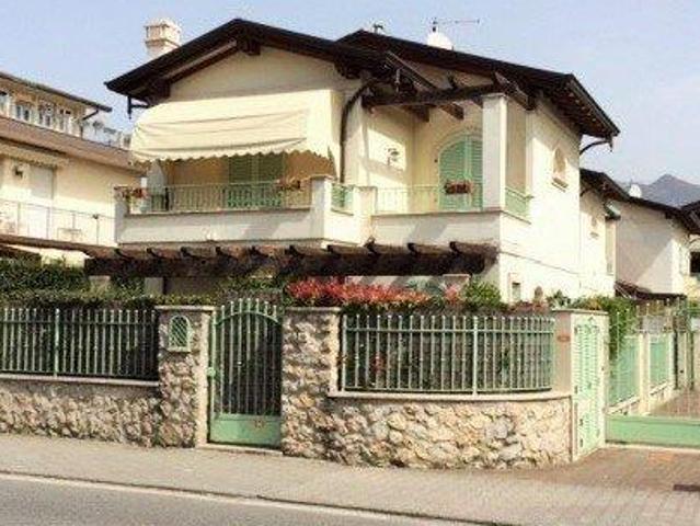 Villa trifamiliare in vendita a Montignoso