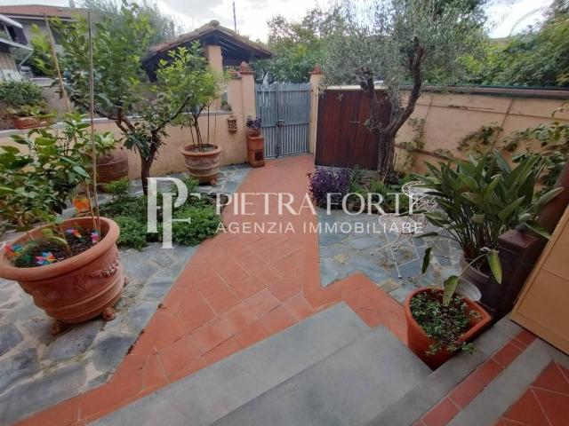 Villa trifamiliare in vendita a Pietrasanta
