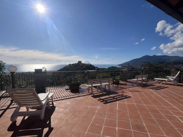 Villa trifamiliare in vendita a Santa Marina
