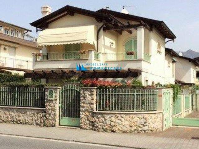 Villa Trifamiliari con giardino, Montignoso cinquale