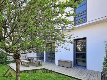 VILLA TRIPLEX de 237 m2 avec Jardin et Garage double au Cent