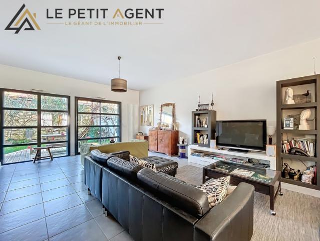 VILLA TRIPLEX de 237 m2 avec Jardin et Garage double au Cent