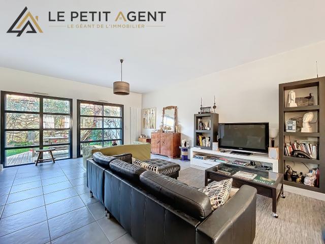 VILLA TRIPLEX de 237 m2 avec Jardin et Garage double au Centre du Bouscat
