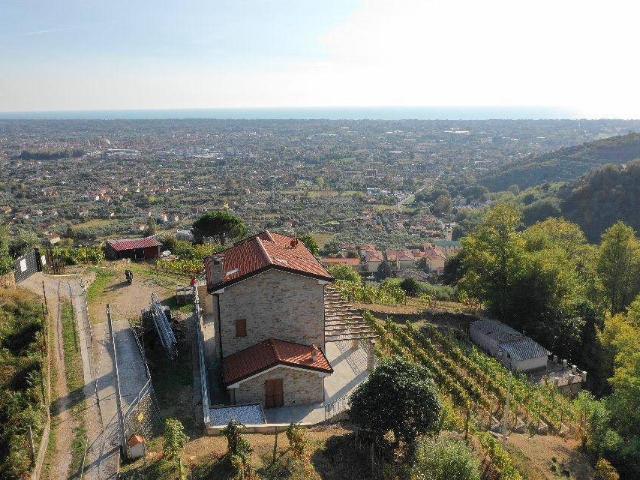 Villa unifamiliare con ampio giardino e vista mare in vendit. 245m² Pietrasanta