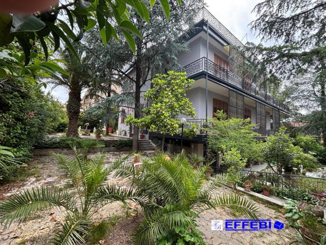 Villa unifamiliare con corte in vendita a Castrolibero
