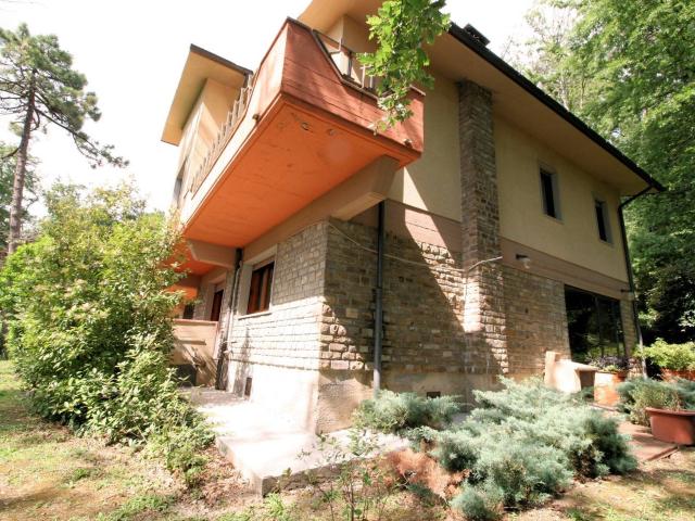 Villa unifamiliare di ampia superficie con giardino in vendi. 483m² Montemurlo