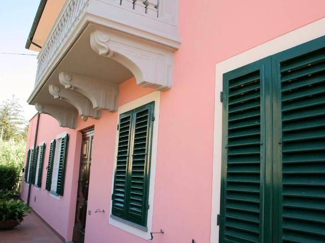 Villa unifamiliare di grande metratura con giardino a pochi. 350m² Capannori