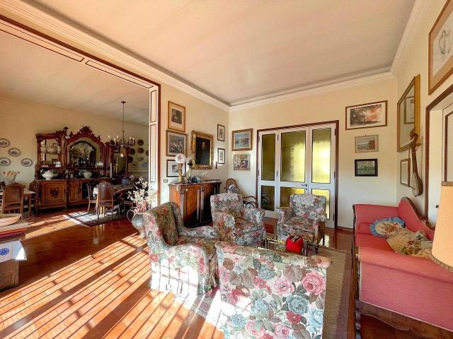 Villa unifamiliare di grande metratura con giardino in vendita a Uzzano
