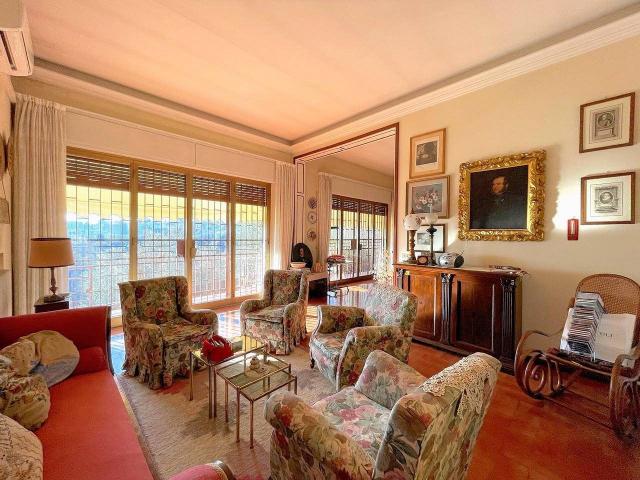 Villa unifamiliare di grande metratura con giardino in vendi. 339m² Uzzano