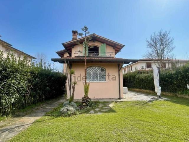 Villa unifamiliare in affitto a Montignoso