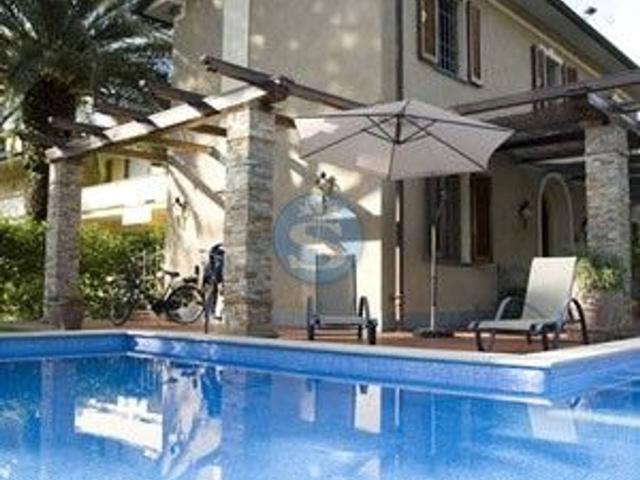 Villa unifamiliare in affitto a Forte Dei Marmi