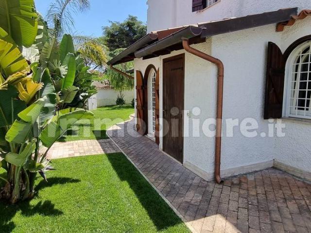 Villa unifamiliare piazza John Fitzgerald Kennedy, Centro, San Felice Circeo