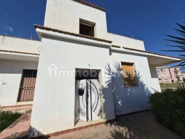 Villa unifamiliare via Calabria 46, Grottasanta Tunisi, Siracusa