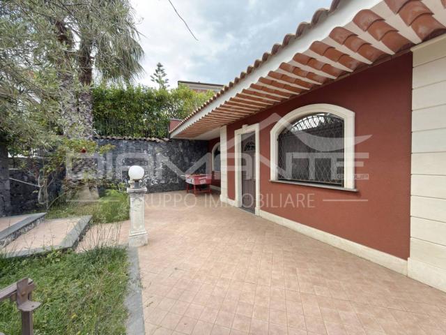 Villa unifamiliare via Elio Vittorini 10, Centro, Pedara