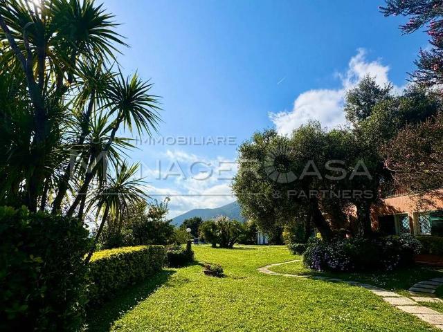 Villa unifamiliare via Luigi Gainotti 77, Vesima Crevari, Genova