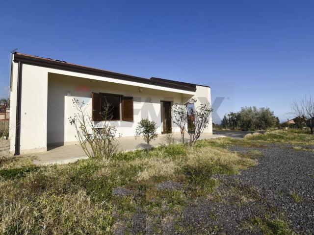 Villa unifamiliare via Salemi Pennisi 74, Aci Sant'Antonio