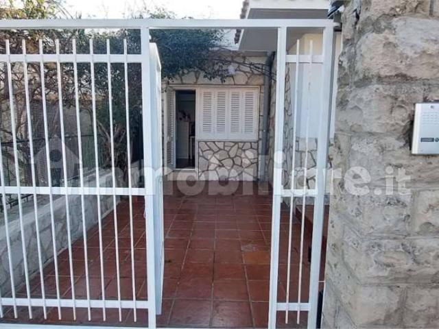Villa unifamiliare viale Del Pino, 25, Palese, Bari