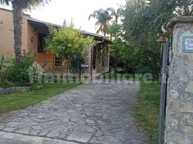 Villa unifamiliare viale San Francesco, Campofelice di Roccella