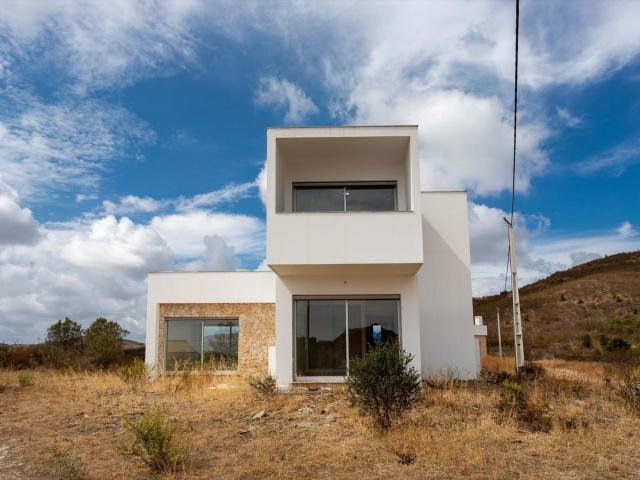 VILLA V3 composta por 2 andares com 435 m2 de terreno situad. 130m² Tavira Santa Maria