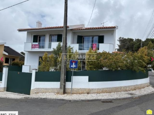 Villa V4 + 1 da banca com piscina e garagem situada no Alto. 348m² Cascais e Estoril