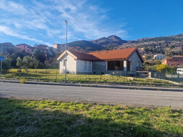 Villa Via Giovanni Falcone 8 7 vani 186mq