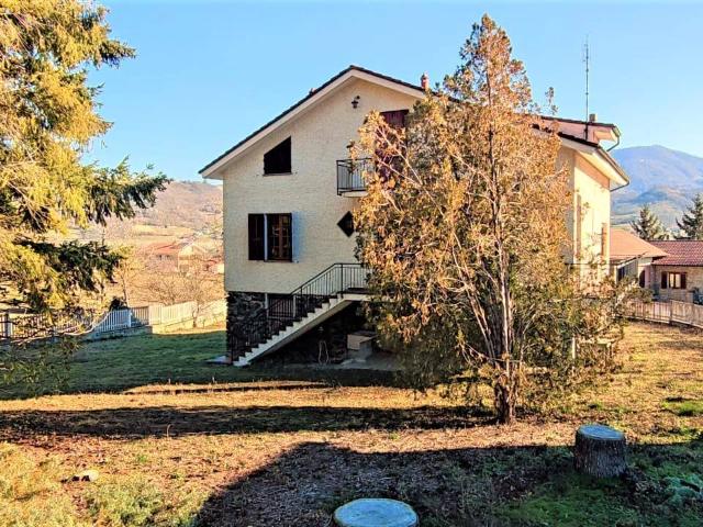 Villa / Villetta in vendita a Denice, Piani Superiori
