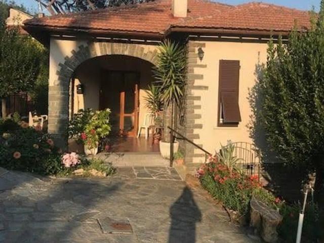 Villa vista mare in via via san lorenzo 13, Leivi