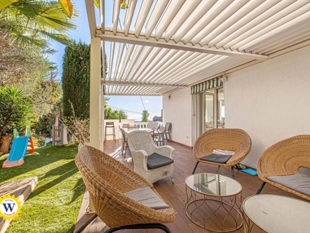Villa, vue mer panoramique et cinq chambres