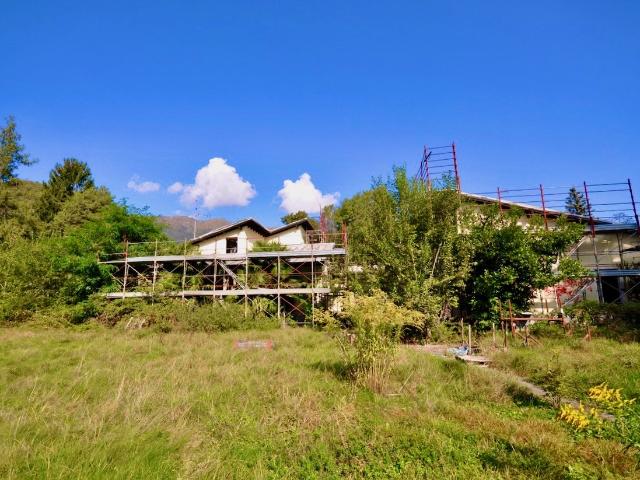 Renovierungsbedürftige Villa im grossen Park mit viel Privatsphäre