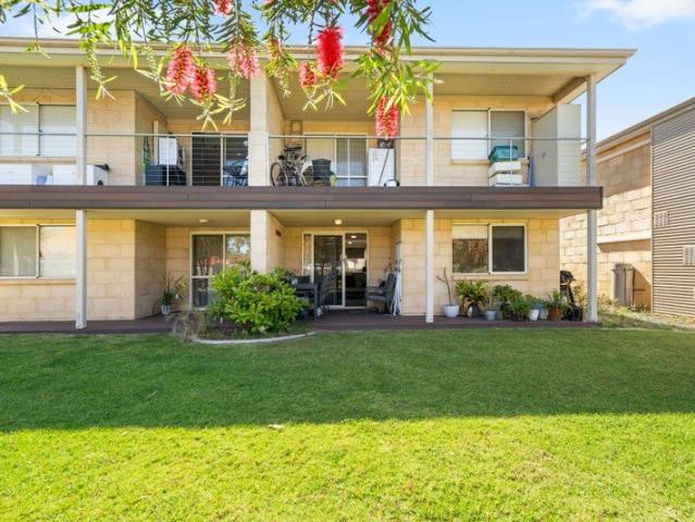 Villa with a garden view in a lakeside complex