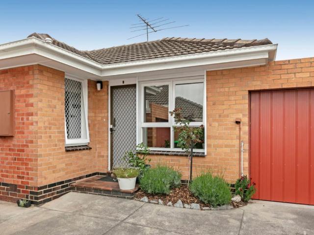 Villa with additional studio/ or home office and a garage !