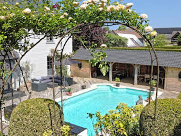 Villa avec piscine et terrasse