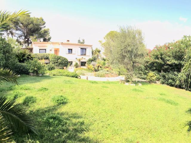 Villa with pool in walking distance to Mougins School