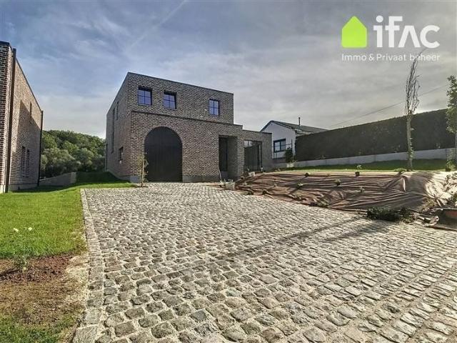 Villa with 4 bedrooms, 2 bathrooms and a large garden