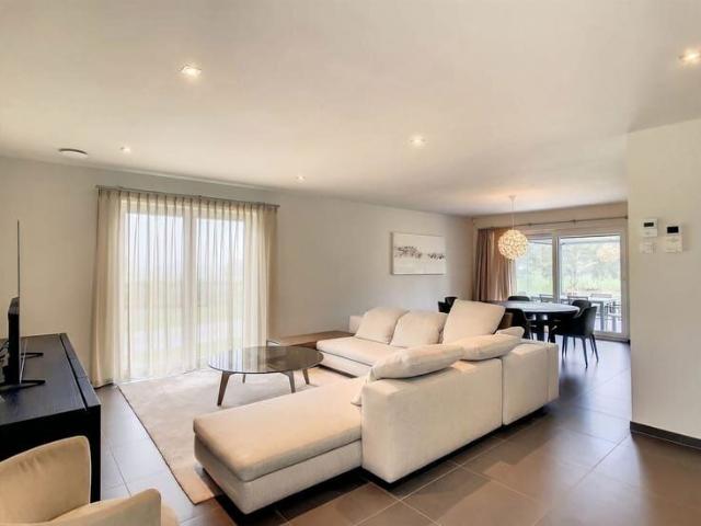 Villa with 5 bedrooms, garage & large garden