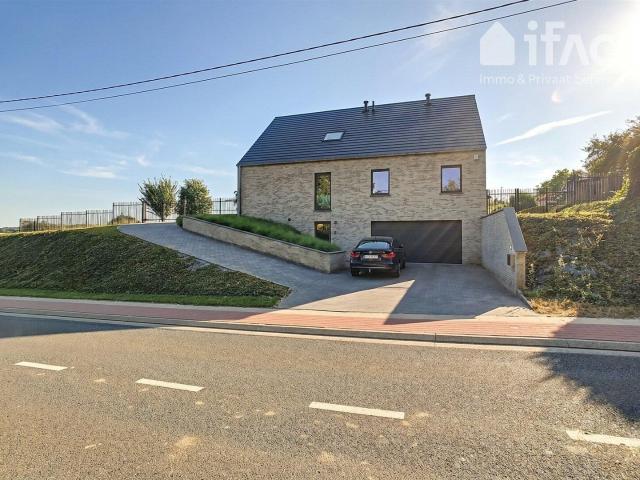 Villa with 5 bedrooms, garage & large garden