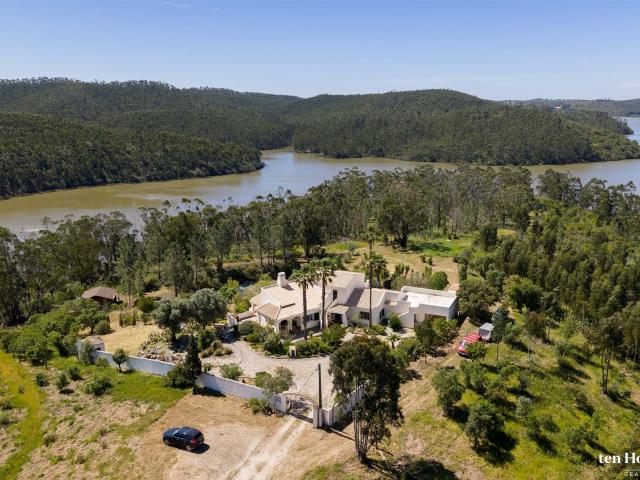 Villa à beira do lago na Barragem da Bravura com privacidade. 397m² Marmelete