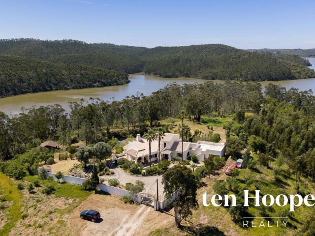 Villa à beira do lago na Barragem da Bravura com privacidade. 397m² Marmelete