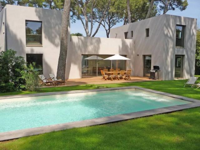 VILLA A LOUER PROCHE PLAGE GAROUPE